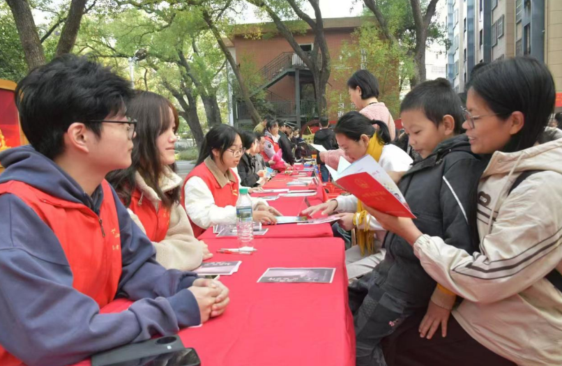 六合彩开奖
法学院学子为社区群众送上“家门口的宪法课”