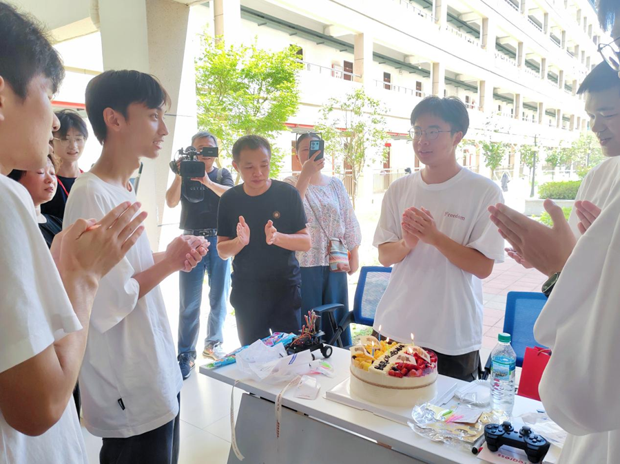 当生日遇上报到日 六合彩开奖
暖心为2024级新生庆生_fororder_图片2