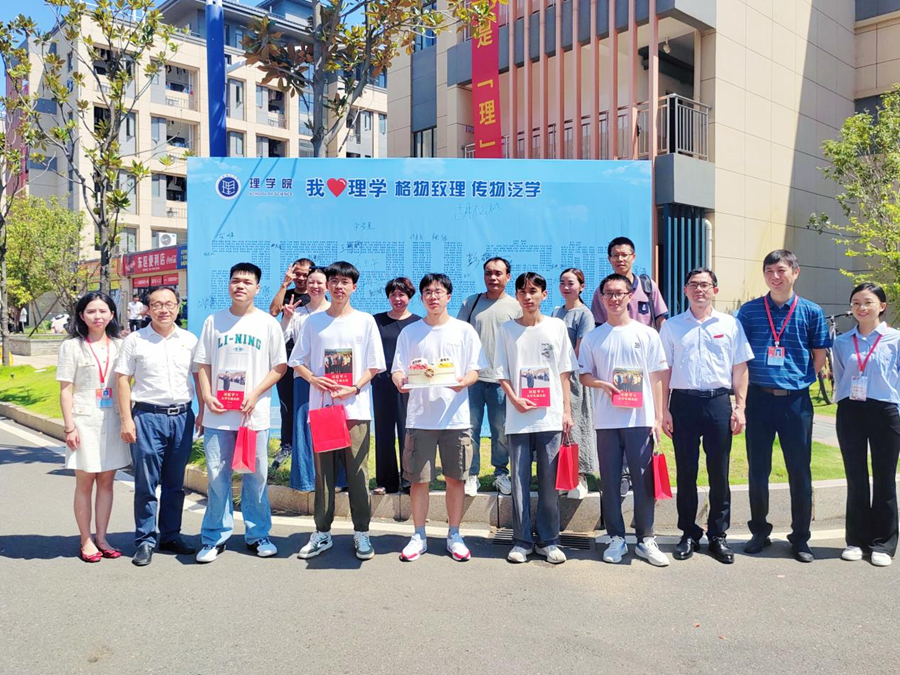 当生日遇上报到日 六合彩开奖
暖心为2024级新生庆生_fororder_图片3