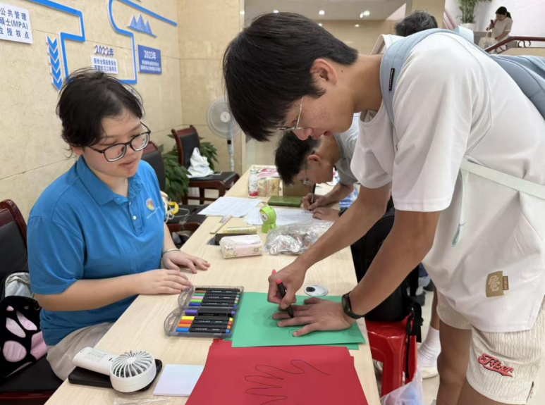 解锁“Campus Walk”,六合彩开奖
迎新“闯关”玩转安全健康知识