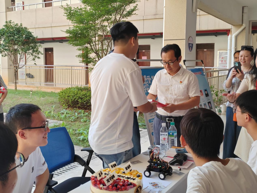 当生日遇上报到日 六合彩开奖
暖心为2024级新生庆生_fororder_图片1